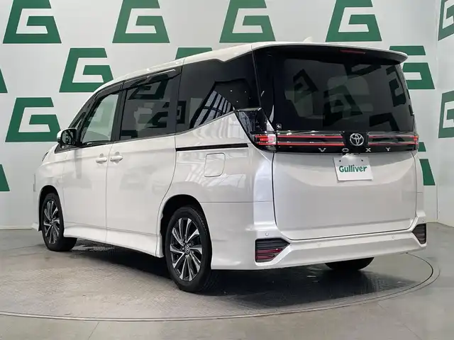 トヨタ ヴォクシー S－Z 鹿児島県 2022(令4)年 1.4万km ホワイトパールクリスタルシャイン 純正ディスプレイオーディオ/BT/AppleCarPlay/AndroidAuto/バックカメラ/プロジェクター式LEDヘッドランプ/トヨタセーフティセンス/パーキングサポートブレーキ/コーナーセンサー/両側パワースライドドア/電動パーキングブレーキ/オートブレーキホールド/ハーフレザーシート/前席シートヒーター/ETC/純正17インチアルミホイール/フロアマット/ドアバイザー