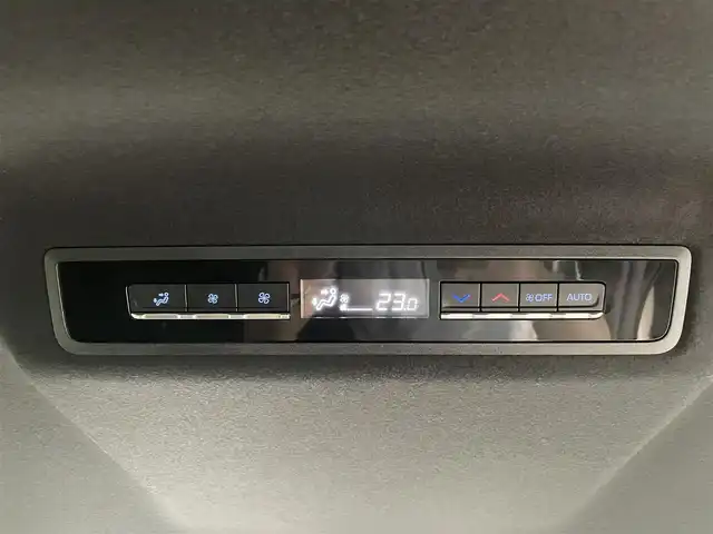トヨタ ヴォクシー S－Z 鹿児島県 2022(令4)年 1.4万km ホワイトパールクリスタルシャイン 純正ディスプレイオーディオ/BT/AppleCarPlay/AndroidAuto/バックカメラ/プロジェクター式LEDヘッドランプ/トヨタセーフティセンス/パーキングサポートブレーキ/コーナーセンサー/両側パワースライドドア/電動パーキングブレーキ/オートブレーキホールド/ハーフレザーシート/前席シートヒーター/ETC/純正17インチアルミホイール/フロアマット/ドアバイザー