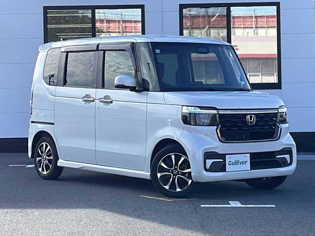 ホンダ Ｎ ＢＯＸ カスタム コーディネートスタイル 山口県 2024(令6)年 0.5万km プラチナホワイトパール 純正コネクトナビ/・Bluetooth接続/・フルセグTV/バックカメラ/ビルトインETC/Honda SENSING/・衝突軽減ブレーキ/・踏み間違い衝突軽減システム/・急アクセル抑制機能/・路外逸脱抑制機能/・歩行者事故低減ステアリング/・アダプティブクルーズコントロール/・車線逸脱支援システム/・先行車発進お知らせ機能/・標識認識機能/レザーシート/シートヒーター/チップアップシート/両側パワースライドドア/USB入力端子/純正フロアマット/スマートキー/スペアキー1本/プッシュスタート/純正LEDライト/純正14インチアルミホイール/ドアバイザー/ウィンカーミラー