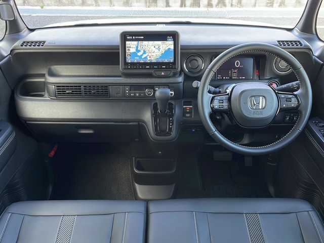 ホンダ Ｎ ＢＯＸ カスタム コーディネートスタイル 山口県 2024(令6)年 0.5万km プラチナホワイトパール 純正コネクトナビ/・Bluetooth接続/・フルセグTV/バックカメラ/ビルトインETC/Honda SENSING/・衝突軽減ブレーキ/・踏み間違い衝突軽減システム/・急アクセル抑制機能/・路外逸脱抑制機能/・歩行者事故低減ステアリング/・アダプティブクルーズコントロール/・車線逸脱支援システム/・先行車発進お知らせ機能/・標識認識機能/レザーシート/シートヒーター/チップアップシート/両側パワースライドドア/USB入力端子/純正フロアマット/スマートキー/スペアキー1本/プッシュスタート/純正LEDライト/純正14インチアルミホイール/ドアバイザー/ウィンカーミラー