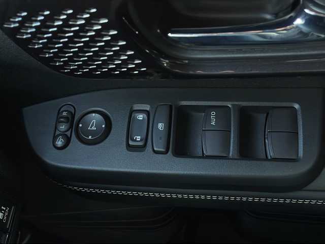 ホンダ Ｎ ＢＯＸ カスタム コーディネートスタイル 山口県 2024(令6)年 0.5万km プラチナホワイトパール 純正コネクトナビ/・Bluetooth接続/・フルセグTV/バックカメラ/ビルトインETC/Honda SENSING/・衝突軽減ブレーキ/・踏み間違い衝突軽減システム/・急アクセル抑制機能/・路外逸脱抑制機能/・歩行者事故低減ステアリング/・アダプティブクルーズコントロール/・車線逸脱支援システム/・先行車発進お知らせ機能/・標識認識機能/レザーシート/シートヒーター/チップアップシート/両側パワースライドドア/USB入力端子/純正フロアマット/スマートキー/スペアキー1本/プッシュスタート/純正LEDライト/純正14インチアルミホイール/ドアバイザー/ウィンカーミラー