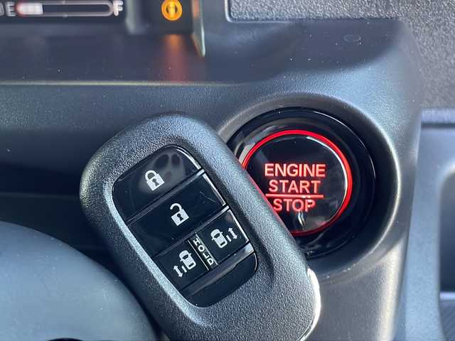 ホンダ Ｎ ＢＯＸ カスタム コーディネートスタイル 山口県 2024(令6)年 0.5万km プラチナホワイトパール 純正コネクトナビ/・Bluetooth接続/・フルセグTV/バックカメラ/ビルトインETC/Honda SENSING/・衝突軽減ブレーキ/・踏み間違い衝突軽減システム/・急アクセル抑制機能/・路外逸脱抑制機能/・歩行者事故低減ステアリング/・アダプティブクルーズコントロール/・車線逸脱支援システム/・先行車発進お知らせ機能/・標識認識機能/レザーシート/シートヒーター/チップアップシート/両側パワースライドドア/USB入力端子/純正フロアマット/スマートキー/スペアキー1本/プッシュスタート/純正LEDライト/純正14インチアルミホイール/ドアバイザー/ウィンカーミラー