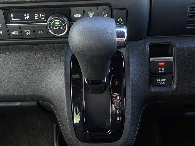 ホンダ Ｎ ＢＯＸ カスタム コーディネートスタイル 山口県 2024(令6)年 0.5万km プラチナホワイトパール 純正コネクトナビ/・Bluetooth接続/・フルセグTV/バックカメラ/ビルトインETC/Honda SENSING/・衝突軽減ブレーキ/・踏み間違い衝突軽減システム/・急アクセル抑制機能/・路外逸脱抑制機能/・歩行者事故低減ステアリング/・アダプティブクルーズコントロール/・車線逸脱支援システム/・先行車発進お知らせ機能/・標識認識機能/レザーシート/シートヒーター/チップアップシート/両側パワースライドドア/USB入力端子/純正フロアマット/スマートキー/スペアキー1本/プッシュスタート/純正LEDライト/純正14インチアルミホイール/ドアバイザー/ウィンカーミラー