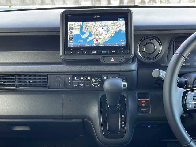 ホンダ Ｎ ＢＯＸ カスタム コーディネートスタイル 山口県 2024(令6)年 0.5万km プラチナホワイトパール 純正コネクトナビ/・Bluetooth接続/・フルセグTV/バックカメラ/ビルトインETC/Honda SENSING/・衝突軽減ブレーキ/・踏み間違い衝突軽減システム/・急アクセル抑制機能/・路外逸脱抑制機能/・歩行者事故低減ステアリング/・アダプティブクルーズコントロール/・車線逸脱支援システム/・先行車発進お知らせ機能/・標識認識機能/レザーシート/シートヒーター/チップアップシート/両側パワースライドドア/USB入力端子/純正フロアマット/スマートキー/スペアキー1本/プッシュスタート/純正LEDライト/純正14インチアルミホイール/ドアバイザー/ウィンカーミラー