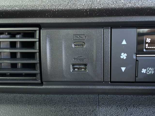 ホンダ Ｎ ＢＯＸ カスタム コーディネートスタイル 山口県 2024(令6)年 0.5万km プラチナホワイトパール 純正コネクトナビ/・Bluetooth接続/・フルセグTV/バックカメラ/ビルトインETC/Honda SENSING/・衝突軽減ブレーキ/・踏み間違い衝突軽減システム/・急アクセル抑制機能/・路外逸脱抑制機能/・歩行者事故低減ステアリング/・アダプティブクルーズコントロール/・車線逸脱支援システム/・先行車発進お知らせ機能/・標識認識機能/レザーシート/シートヒーター/チップアップシート/両側パワースライドドア/USB入力端子/純正フロアマット/スマートキー/スペアキー1本/プッシュスタート/純正LEDライト/純正14インチアルミホイール/ドアバイザー/ウィンカーミラー