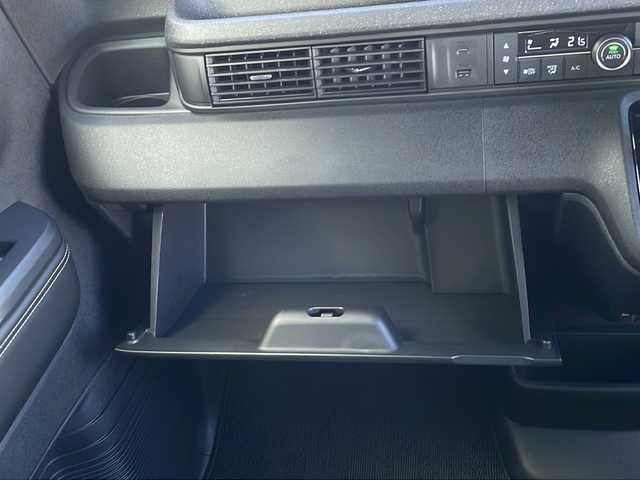 ホンダ Ｎ ＢＯＸ カスタム コーディネートスタイル 山口県 2024(令6)年 0.5万km プラチナホワイトパール 純正コネクトナビ/・Bluetooth接続/・フルセグTV/バックカメラ/ビルトインETC/Honda SENSING/・衝突軽減ブレーキ/・踏み間違い衝突軽減システム/・急アクセル抑制機能/・路外逸脱抑制機能/・歩行者事故低減ステアリング/・アダプティブクルーズコントロール/・車線逸脱支援システム/・先行車発進お知らせ機能/・標識認識機能/レザーシート/シートヒーター/チップアップシート/両側パワースライドドア/USB入力端子/純正フロアマット/スマートキー/スペアキー1本/プッシュスタート/純正LEDライト/純正14インチアルミホイール/ドアバイザー/ウィンカーミラー