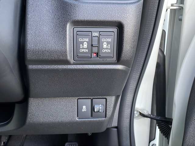 ホンダ Ｎ ＢＯＸ カスタム コーディネートスタイル 山口県 2024(令6)年 0.5万km プラチナホワイトパール 純正コネクトナビ/・Bluetooth接続/・フルセグTV/バックカメラ/ビルトインETC/Honda SENSING/・衝突軽減ブレーキ/・踏み間違い衝突軽減システム/・急アクセル抑制機能/・路外逸脱抑制機能/・歩行者事故低減ステアリング/・アダプティブクルーズコントロール/・車線逸脱支援システム/・先行車発進お知らせ機能/・標識認識機能/レザーシート/シートヒーター/チップアップシート/両側パワースライドドア/USB入力端子/純正フロアマット/スマートキー/スペアキー1本/プッシュスタート/純正LEDライト/純正14インチアルミホイール/ドアバイザー/ウィンカーミラー