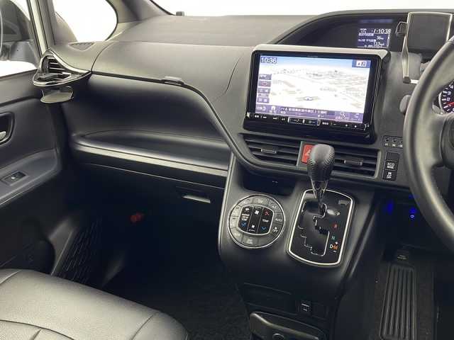 トヨタ ヴォクシー ZS 新潟県 2017(平29)年 8.9万km ホワイトパールクリスタルシャイン ナビ/（CD/DVD/SD/Bluetooth/HDMI/USB/フルセグテレビ）/バックカメラ/革調シートカバー/ハンドルカバー/ステアリングスイッチ/両側パワースライドドア/プッシュスタート/スマートキー/クルーズコントロール/オートライト/LEDライト/モデリスタエアロ/取扱説明書/保証書