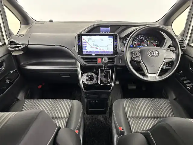 トヨタ ヴォクシー ZS 煌Ⅱ 埼玉県 2020(令2)年 2.8万km ホワイトパールクリスタルシャイン 10型ALPINEナビ/（AM/FM/CD/DVD/BT/フルTV/HDMI）/12。8型フリップモニター/バックカメラ/トヨタセーフティーセンス/・プリクラッシュセーフティ/・レーンディパーチャーアラート/・オートハイビーム/・ロードサインアシスト/両側パワースライドドア/社外前後ドラレコ/ビルトインETC/LEDライト/純正アルミホイール/スペア1本