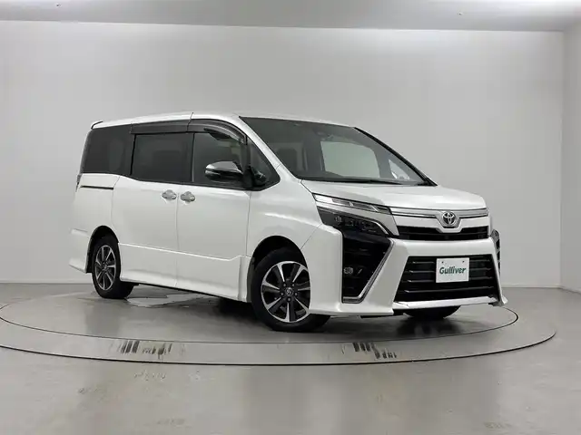 トヨタ ヴォクシー ZS 煌Ⅱ 埼玉県 2020(令2)年 2.8万km ホワイトパールクリスタルシャイン 10型ALPINEナビ/（AM/FM/CD/DVD/BT/フルTV/HDMI）/12。8型フリップモニター/バックカメラ/トヨタセーフティーセンス/・プリクラッシュセーフティ/・レーンディパーチャーアラート/・オートハイビーム/・ロードサインアシスト/両側パワースライドドア/社外前後ドラレコ/ビルトインETC/LEDライト/純正アルミホイール/スペア1本