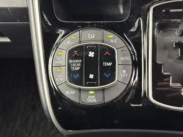 トヨタ ヴォクシー ZS 煌Ⅱ 埼玉県 2020(令2)年 2.8万km ホワイトパールクリスタルシャイン 10型ALPINEナビ/（AM/FM/CD/DVD/BT/フルTV/HDMI）/12。8型フリップモニター/バックカメラ/トヨタセーフティーセンス/・プリクラッシュセーフティ/・レーンディパーチャーアラート/・オートハイビーム/・ロードサインアシスト/両側パワースライドドア/社外前後ドラレコ/ビルトインETC/LEDライト/純正アルミホイール/スペア1本