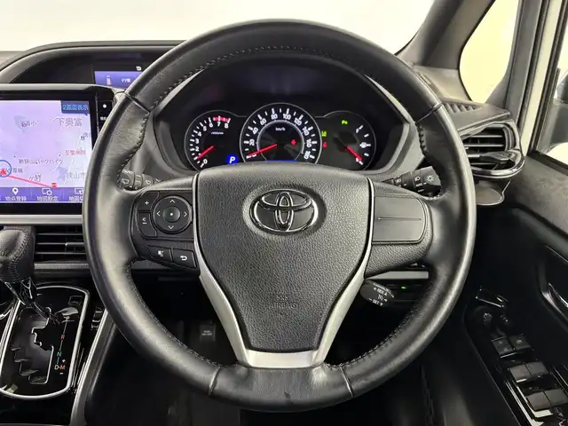 トヨタ ヴォクシー ZS 煌Ⅱ 埼玉県 2020(令2)年 2.8万km ホワイトパールクリスタルシャイン 10型ALPINEナビ/（AM/FM/CD/DVD/BT/フルTV/HDMI）/12。8型フリップモニター/バックカメラ/トヨタセーフティーセンス/・プリクラッシュセーフティ/・レーンディパーチャーアラート/・オートハイビーム/・ロードサインアシスト/両側パワースライドドア/社外前後ドラレコ/ビルトインETC/LEDライト/純正アルミホイール/スペア1本