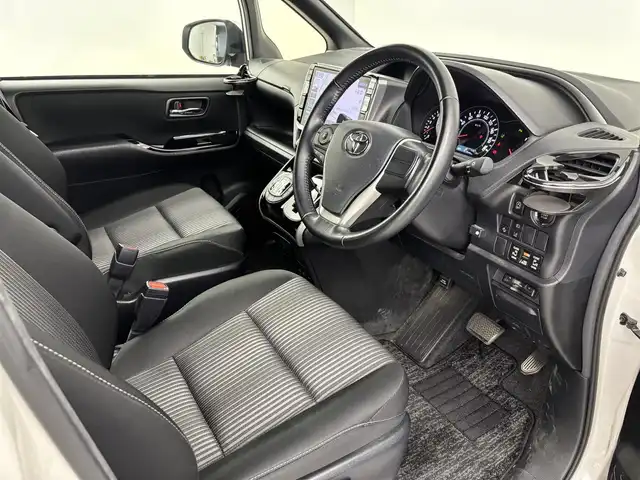トヨタ ヴォクシー ZS 煌Ⅱ 埼玉県 2020(令2)年 2.8万km ホワイトパールクリスタルシャイン 10型ALPINEナビ/（AM/FM/CD/DVD/BT/フルTV/HDMI）/12。8型フリップモニター/バックカメラ/トヨタセーフティーセンス/・プリクラッシュセーフティ/・レーンディパーチャーアラート/・オートハイビーム/・ロードサインアシスト/両側パワースライドドア/社外前後ドラレコ/ビルトインETC/LEDライト/純正アルミホイール/スペア1本