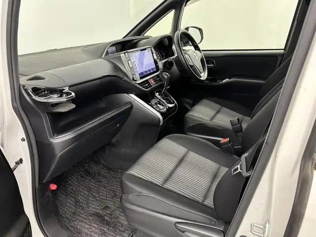 トヨタ ヴォクシー ZS 煌Ⅱ 埼玉県 2020(令2)年 2.8万km ホワイトパールクリスタルシャイン 10型ALPINEナビ/（AM/FM/CD/DVD/BT/フルTV/HDMI）/12。8型フリップモニター/バックカメラ/トヨタセーフティーセンス/・プリクラッシュセーフティ/・レーンディパーチャーアラート/・オートハイビーム/・ロードサインアシスト/両側パワースライドドア/社外前後ドラレコ/ビルトインETC/LEDライト/純正アルミホイール/スペア1本