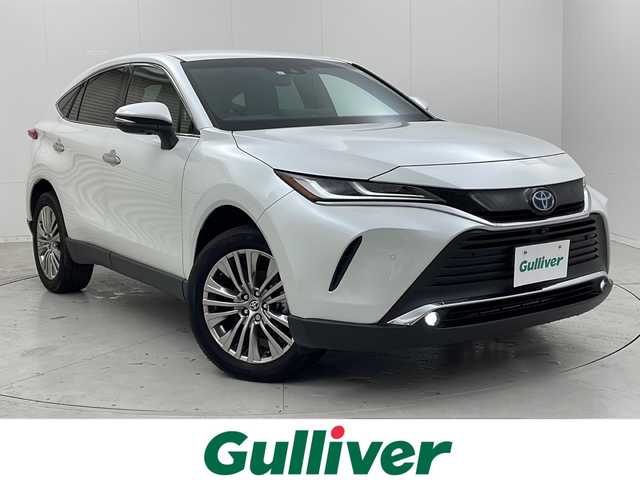 トヨタ ハリアー ハイブリッド Z レザーパッケージ 茨城県 2023(令5)年 2万km プラチナホワイトパールマイカ 12.3インチ純正ナビ付ディスプレイオーディオ/・FM/AM/フルセグTV/Bluetooth/・AppleCarPlay/AndroidAuto/・アラウンドビュー/・JBLサウンド/BSM/前後コーナーセンサー/ビルドインETC/ドライブレコーダー/本革レザーシート/追従型クルーズコントロール/ステアリングヒーター/パワーシート（D+N席）/シートベンチレーション（D+N席）/シートヒーター（D+N席）/デジタルインナーミラー/パワバックドア/純正アルミホイール/純正フロアマット/スペアキー/AAC/衝突被害軽減ブレーキ/レーンキープアシスト/横滑り防止機能