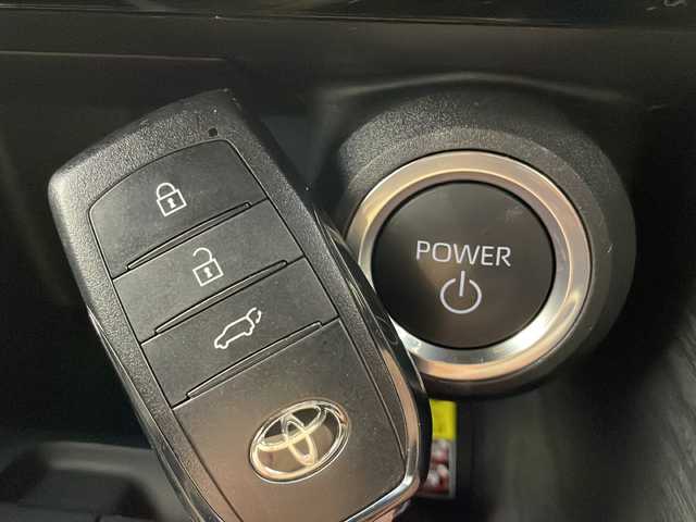 トヨタ ハリアー ハイブリッド Z レザーパッケージ 茨城県 2023(令5)年 2万km プラチナホワイトパールマイカ 12.3インチ純正ナビ付ディスプレイオーディオ/・FM/AM/フルセグTV/Bluetooth/・AppleCarPlay/AndroidAuto/・アラウンドビュー/・JBLサウンド/BSM/前後コーナーセンサー/ビルドインETC/ドライブレコーダー/本革レザーシート/追従型クルーズコントロール/ステアリングヒーター/パワーシート（D+N席）/シートベンチレーション（D+N席）/シートヒーター（D+N席）/デジタルインナーミラー/パワバックドア/純正アルミホイール/純正フロアマット/スペアキー/AAC/衝突被害軽減ブレーキ/レーンキープアシスト/横滑り防止機能