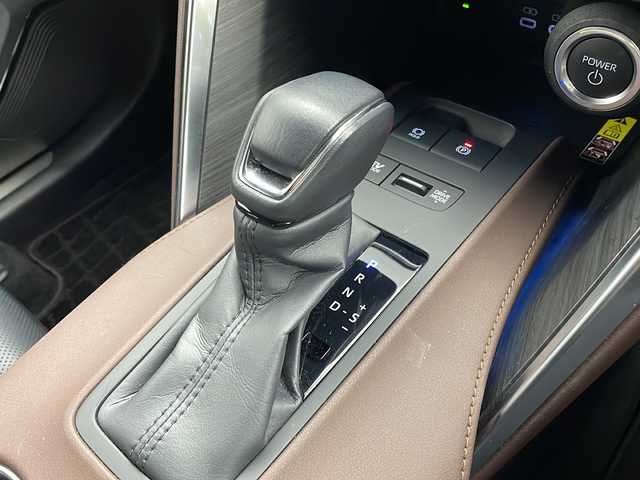 トヨタ ハリアー ハイブリッド Z レザーパッケージ 茨城県 2023(令5)年 2万km プラチナホワイトパールマイカ 12.3インチ純正ナビ付ディスプレイオーディオ/・FM/AM/フルセグTV/Bluetooth/・AppleCarPlay/AndroidAuto/・アラウンドビュー/・JBLサウンド/BSM/前後コーナーセンサー/ビルドインETC/ドライブレコーダー/本革レザーシート/追従型クルーズコントロール/ステアリングヒーター/パワーシート（D+N席）/シートベンチレーション（D+N席）/シートヒーター（D+N席）/デジタルインナーミラー/パワバックドア/純正アルミホイール/純正フロアマット/スペアキー/AAC/衝突被害軽減ブレーキ/レーンキープアシスト/横滑り防止機能