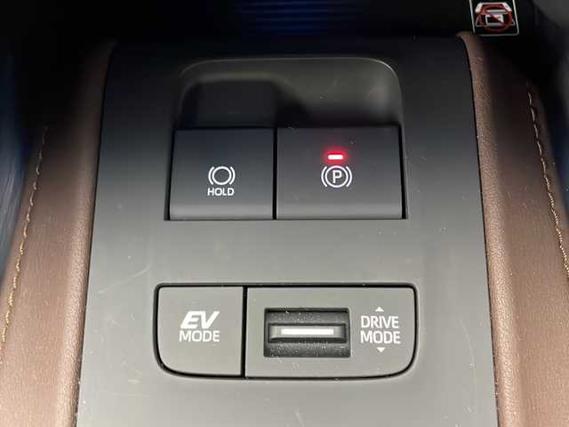 トヨタ ハリアー ハイブリッド Z レザーパッケージ 茨城県 2023(令5)年 2万km プラチナホワイトパールマイカ 12.3インチ純正ナビ付ディスプレイオーディオ/・FM/AM/フルセグTV/Bluetooth/・AppleCarPlay/AndroidAuto/・アラウンドビュー/・JBLサウンド/BSM/前後コーナーセンサー/ビルドインETC/ドライブレコーダー/本革レザーシート/追従型クルーズコントロール/ステアリングヒーター/パワーシート（D+N席）/シートベンチレーション（D+N席）/シートヒーター（D+N席）/デジタルインナーミラー/パワバックドア/純正アルミホイール/純正フロアマット/スペアキー/AAC/衝突被害軽減ブレーキ/レーンキープアシスト/横滑り防止機能