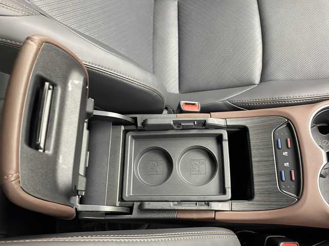 トヨタ ハリアー ハイブリッド Z レザーパッケージ 茨城県 2023(令5)年 2万km プラチナホワイトパールマイカ 12.3インチ純正ナビ付ディスプレイオーディオ/・FM/AM/フルセグTV/Bluetooth/・AppleCarPlay/AndroidAuto/・アラウンドビュー/・JBLサウンド/BSM/前後コーナーセンサー/ビルドインETC/ドライブレコーダー/本革レザーシート/追従型クルーズコントロール/ステアリングヒーター/パワーシート（D+N席）/シートベンチレーション（D+N席）/シートヒーター（D+N席）/デジタルインナーミラー/パワバックドア/純正アルミホイール/純正フロアマット/スペアキー/AAC/衝突被害軽減ブレーキ/レーンキープアシスト/横滑り防止機能