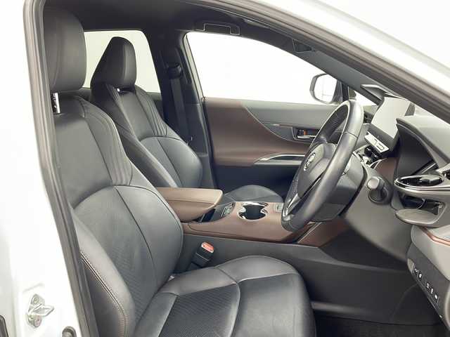 トヨタ ハリアー ハイブリッド Z レザーパッケージ 茨城県 2023(令5)年 2万km プラチナホワイトパールマイカ 12.3インチ純正ナビ付ディスプレイオーディオ/・FM/AM/フルセグTV/Bluetooth/・AppleCarPlay/AndroidAuto/・アラウンドビュー/・JBLサウンド/BSM/前後コーナーセンサー/ビルドインETC/ドライブレコーダー/本革レザーシート/追従型クルーズコントロール/ステアリングヒーター/パワーシート（D+N席）/シートベンチレーション（D+N席）/シートヒーター（D+N席）/デジタルインナーミラー/パワバックドア/純正アルミホイール/純正フロアマット/スペアキー/AAC/衝突被害軽減ブレーキ/レーンキープアシスト/横滑り防止機能