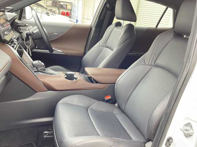 トヨタ ハリアー ハイブリッド Z レザーパッケージ 茨城県 2023(令5)年 2万km プラチナホワイトパールマイカ 12.3インチ純正ナビ付ディスプレイオーディオ/・FM/AM/フルセグTV/Bluetooth/・AppleCarPlay/AndroidAuto/・アラウンドビュー/・JBLサウンド/BSM/前後コーナーセンサー/ビルドインETC/ドライブレコーダー/本革レザーシート/追従型クルーズコントロール/ステアリングヒーター/パワーシート（D+N席）/シートベンチレーション（D+N席）/シートヒーター（D+N席）/デジタルインナーミラー/パワバックドア/純正アルミホイール/純正フロアマット/スペアキー/AAC/衝突被害軽減ブレーキ/レーンキープアシスト/横滑り防止機能