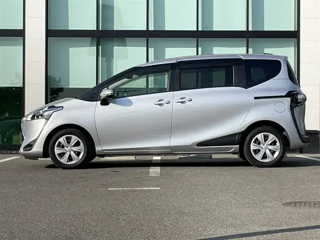 トヨタ シエンタ ハイブリッド ファンベースX 和歌山県 2022(令4)年 4.3万km シルバーM 後期型/社外ナビ/バックカメラ/パワースライドドア/ETC/トヨタセーフティセンス/オートハイビーム/USB/オートライト/フロアマット