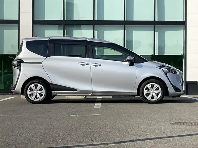 トヨタ シエンタ ハイブリッド ファンベースX 和歌山県 2022(令4)年 4.3万km シルバーM 後期型/社外ナビ/バックカメラ/パワースライドドア/ETC/トヨタセーフティセンス/オートハイビーム/USB/オートライト/フロアマット