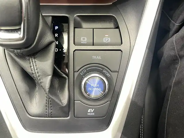 トヨタ ＲＡＶ４ ハイブリッドG 鹿児島県 2022(令4)年 4.3万km ホワイトパールクリスタルシャイン 禁煙車　/純正ナビ/(フルセグTV/Bluetooth/CD/DVD)/トヨタセーフティセンス/　・衝突軽減ブレーキ/　・レーンキープアシスト/　・追従型クルーズコントロール/デジタルインナーミラー/バックカメラ/シートメモリー付きパワーシート/前席シートヒーター/前席シートベンチレーション/置くだけ充電/ステアリングリモコン/ステアリングヒーター/ブラインドスポットモニター/前後ドライブレコーダー/ハンズフリーパワーバックドア/オートマチックハイビーム/LEDヘッドライト/4WD/純正ドアバイザー