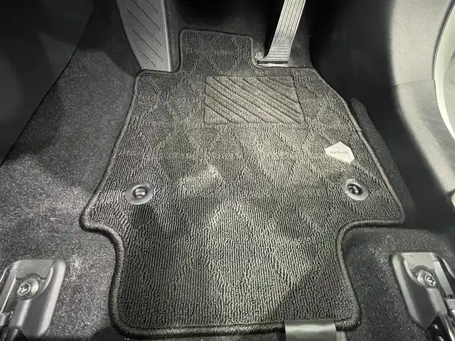 トヨタ ＲＡＶ４ ハイブリッドG 鹿児島県 2022(令4)年 4.3万km ホワイトパールクリスタルシャイン 禁煙車　/純正ナビ/(フルセグTV/Bluetooth/CD/DVD)/トヨタセーフティセンス/　・衝突軽減ブレーキ/　・レーンキープアシスト/　・追従型クルーズコントロール/デジタルインナーミラー/バックカメラ/シートメモリー付きパワーシート/前席シートヒーター/前席シートベンチレーション/置くだけ充電/ステアリングリモコン/ステアリングヒーター/ブラインドスポットモニター/前後ドライブレコーダー/ハンズフリーパワーバックドア/オートマチックハイビーム/LEDヘッドライト/4WD/純正ドアバイザー