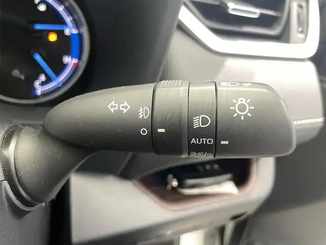 トヨタ ＲＡＶ４ ハイブリッドG 鹿児島県 2022(令4)年 4.3万km ホワイトパールクリスタルシャイン 禁煙車　/純正ナビ/(フルセグTV/Bluetooth/CD/DVD)/トヨタセーフティセンス/　・衝突軽減ブレーキ/　・レーンキープアシスト/　・追従型クルーズコントロール/デジタルインナーミラー/バックカメラ/シートメモリー付きパワーシート/前席シートヒーター/前席シートベンチレーション/置くだけ充電/ステアリングリモコン/ステアリングヒーター/ブラインドスポットモニター/前後ドライブレコーダー/ハンズフリーパワーバックドア/オートマチックハイビーム/LEDヘッドライト/4WD/純正ドアバイザー