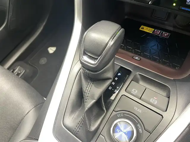 トヨタ ＲＡＶ４ ハイブリッドG 鹿児島県 2022(令4)年 4.3万km ホワイトパールクリスタルシャイン 禁煙車　/純正ナビ/(フルセグTV/Bluetooth/CD/DVD)/トヨタセーフティセンス/　・衝突軽減ブレーキ/　・レーンキープアシスト/　・追従型クルーズコントロール/デジタルインナーミラー/バックカメラ/シートメモリー付きパワーシート/前席シートヒーター/前席シートベンチレーション/置くだけ充電/ステアリングリモコン/ステアリングヒーター/ブラインドスポットモニター/前後ドライブレコーダー/ハンズフリーパワーバックドア/オートマチックハイビーム/LEDヘッドライト/4WD/純正ドアバイザー