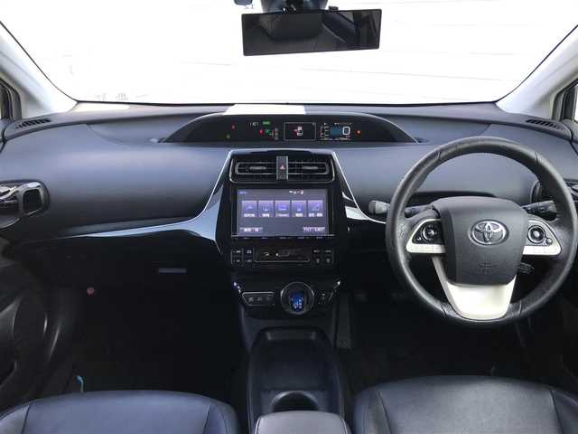 トヨタ プリウス S ツーリングセレクション 兵庫県 2015(平27)年 14.6万km アティチュードブラックマイカ (株)IDOMが運営する【じしゃロン姫路店】の自社ローン専用車両になります。こちらは現金またはオートローンご利用時の価格です。自社ローンご希望の方は別途その旨お申付け下さい//禁煙車/純正フルセグナビ/（CD/DVD/AM/FMラジオ）/（Bluetooth)/スマートキー/プッシュスタート/バックカメラ/ETC/プリクラッシュセーフティ/レーダークルーズコントロール/レーンキープアシスト/車線逸脱警報/ふらつき警報/シートヒーター/ステアリングリモコン/オートマチックハイビーム/オートライト/電動格納ドアミラー/パワーウインドウ