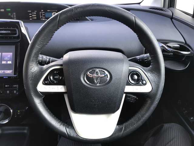 トヨタ プリウス S ツーリングセレクション 兵庫県 2015(平27)年 14.6万km アティチュードブラックマイカ (株)IDOMが運営する【じしゃロン姫路店】の自社ローン専用車両になります。こちらは現金またはオートローンご利用時の価格です。自社ローンご希望の方は別途その旨お申付け下さい//禁煙車/純正フルセグナビ/（CD/DVD/AM/FMラジオ）/（Bluetooth)/スマートキー/プッシュスタート/バックカメラ/ETC/プリクラッシュセーフティ/レーダークルーズコントロール/レーンキープアシスト/車線逸脱警報/ふらつき警報/シートヒーター/ステアリングリモコン/オートマチックハイビーム/オートライト/電動格納ドアミラー/パワーウインドウ
