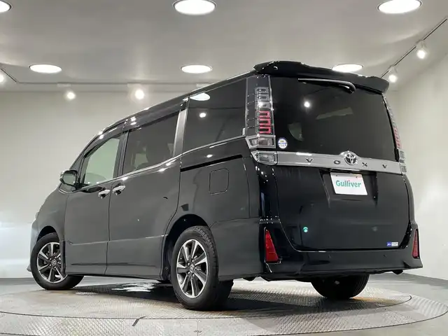トヨタ ヴォクシー ZS 煌Ⅱ 愛知県 2020(令2)年 4.8万km ブラック 純正９インチＳＤナビ　/（AM/FM/CD・DVD再生/フルセグTV/SD/Bluetooth)/純正フリップダウンモニター　/両側パワースライドドア　/トヨタセーフティセンス　/　　-プリクラッシュセーフティ/　　-レーンディパーチャーアラート/　　-オートマチックハイビーム　/ビルトインＥＴＣ　/クルーズコントロール　/クリアランスソナー/バックカメラ　/ドライブレコーダー/LEDヘッドライト/LEDフォグランプ/USB接続/純正フロアマット/アイドリングストップ/プッシュスタート/　　-スマートキー