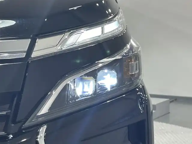 トヨタ ヴォクシー ZS 煌Ⅱ 愛知県 2020(令2)年 4.8万km ブラック 純正９インチＳＤナビ　/（AM/FM/CD・DVD再生/フルセグTV/SD/Bluetooth)/純正フリップダウンモニター　/両側パワースライドドア　/トヨタセーフティセンス　/　　-プリクラッシュセーフティ/　　-レーンディパーチャーアラート/　　-オートマチックハイビーム　/ビルトインＥＴＣ　/クルーズコントロール　/クリアランスソナー/バックカメラ　/ドライブレコーダー/LEDヘッドライト/LEDフォグランプ/USB接続/純正フロアマット/アイドリングストップ/プッシュスタート/　　-スマートキー