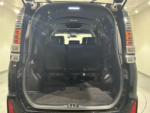 トヨタ ヴォクシー ZS 煌Ⅱ 愛知県 2020(令2)年 4.8万km ブラック 純正９インチＳＤナビ　/（AM/FM/CD・DVD再生/フルセグTV/SD/Bluetooth)/純正フリップダウンモニター　/両側パワースライドドア　/トヨタセーフティセンス　/　　-プリクラッシュセーフティ/　　-レーンディパーチャーアラート/　　-オートマチックハイビーム　/ビルトインＥＴＣ　/クルーズコントロール　/クリアランスソナー/バックカメラ　/ドライブレコーダー/LEDヘッドライト/LEDフォグランプ/USB接続/純正フロアマット/アイドリングストップ/プッシュスタート/　　-スマートキー