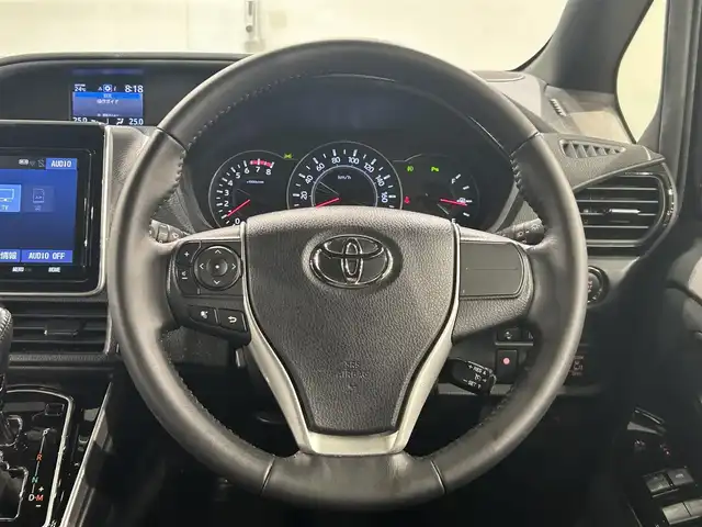 トヨタ ヴォクシー ZS 煌Ⅱ 愛知県 2020(令2)年 4.8万km ブラック 純正９インチＳＤナビ　/（AM/FM/CD・DVD再生/フルセグTV/SD/Bluetooth)/純正フリップダウンモニター　/両側パワースライドドア　/トヨタセーフティセンス　/　　-プリクラッシュセーフティ/　　-レーンディパーチャーアラート/　　-オートマチックハイビーム　/ビルトインＥＴＣ　/クルーズコントロール　/クリアランスソナー/バックカメラ　/ドライブレコーダー/LEDヘッドライト/LEDフォグランプ/USB接続/純正フロアマット/アイドリングストップ/プッシュスタート/　　-スマートキー