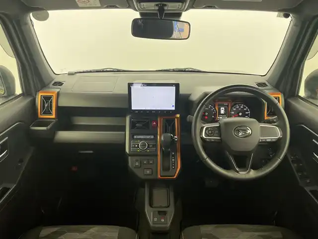 ダイハツ タフト G 富山県 2024(令6)年 0.6万km フォレストカーキメタリック 社外ディスプレイオーディオ（AM/FM/BT）/バックカメラ/ガラスルーフ/シートヒーター/衝突被害軽減システム/コーナーセンサー/横滑り防止装置/アイドリングストップ/オートLEDライト/社外アルミホイール/純正フロアマット/革巻きステアリング/ステアリングスイッチ/ドアバイザー/スマートキー