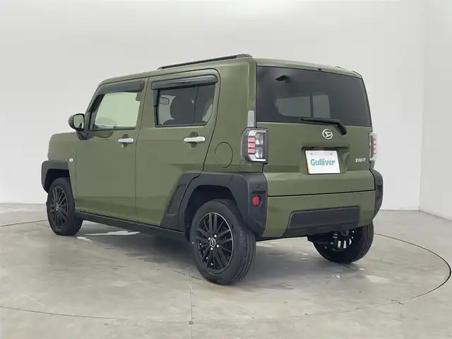 ダイハツ タフト G 富山県 2024(令6)年 0.6万km フォレストカーキメタリック 社外ディスプレイオーディオ（AM/FM/BT）/バックカメラ/ガラスルーフ/シートヒーター/衝突被害軽減システム/コーナーセンサー/横滑り防止装置/アイドリングストップ/オートLEDライト/社外アルミホイール/純正フロアマット/革巻きステアリング/ステアリングスイッチ/ドアバイザー/スマートキー