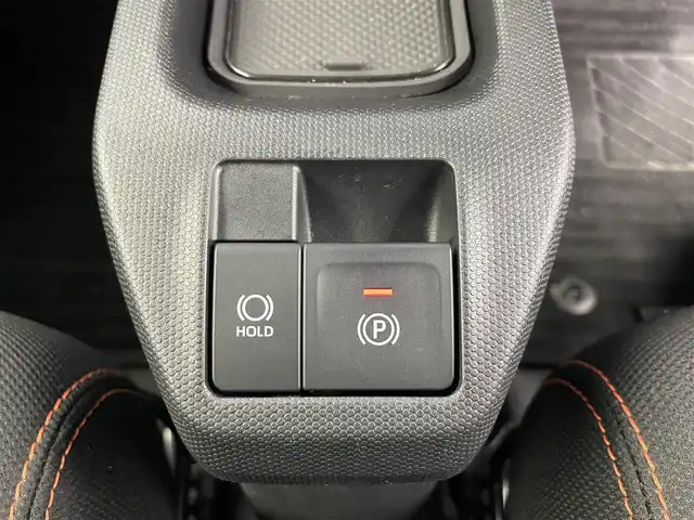 ダイハツ タフト G 富山県 2024(令6)年 0.6万km フォレストカーキメタリック 社外ディスプレイオーディオ（AM/FM/BT）/バックカメラ/ガラスルーフ/シートヒーター/衝突被害軽減システム/コーナーセンサー/横滑り防止装置/アイドリングストップ/オートLEDライト/社外アルミホイール/純正フロアマット/革巻きステアリング/ステアリングスイッチ/ドアバイザー/スマートキー