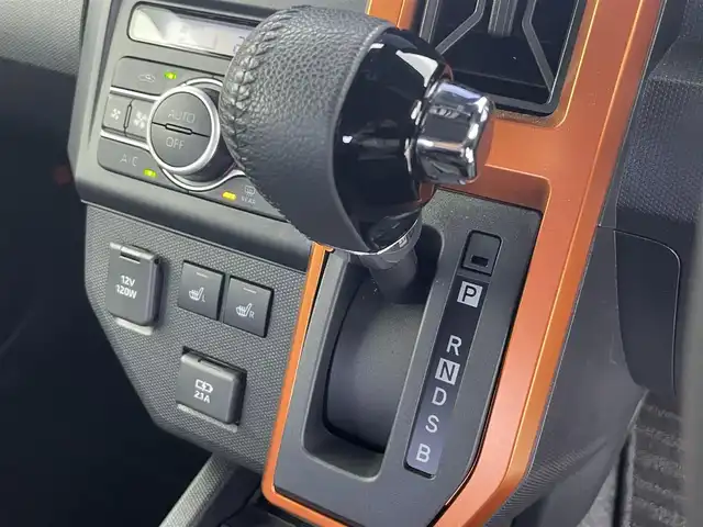 ダイハツ タフト G 富山県 2024(令6)年 0.6万km フォレストカーキメタリック 社外ディスプレイオーディオ（AM/FM/BT）/バックカメラ/ガラスルーフ/シートヒーター/衝突被害軽減システム/コーナーセンサー/横滑り防止装置/アイドリングストップ/オートLEDライト/社外アルミホイール/純正フロアマット/革巻きステアリング/ステアリングスイッチ/ドアバイザー/スマートキー