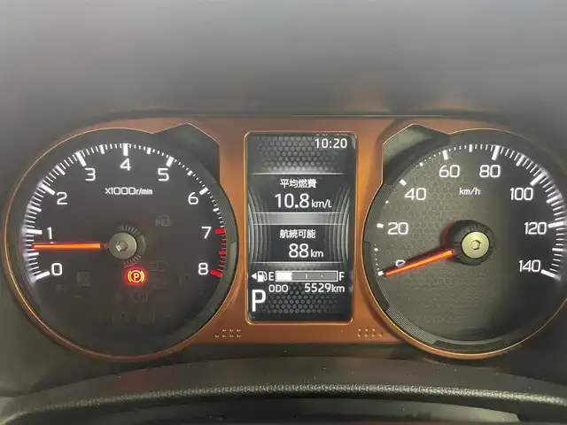 ダイハツ タフト G 富山県 2024(令6)年 0.6万km フォレストカーキメタリック 社外ディスプレイオーディオ（AM/FM/BT）/バックカメラ/ガラスルーフ/シートヒーター/衝突被害軽減システム/コーナーセンサー/横滑り防止装置/アイドリングストップ/オートLEDライト/社外アルミホイール/純正フロアマット/革巻きステアリング/ステアリングスイッチ/ドアバイザー/スマートキー