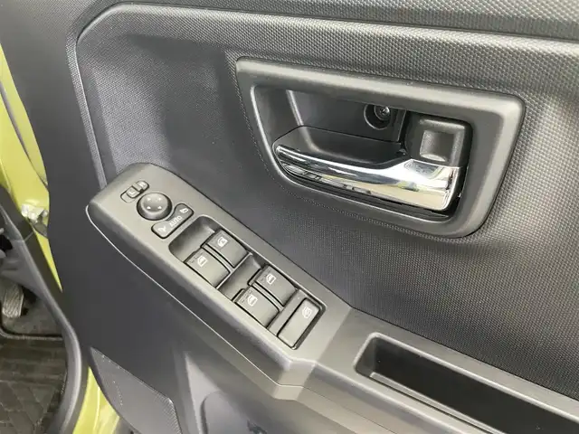 ダイハツ タフト G 富山県 2024(令6)年 0.6万km フォレストカーキメタリック 社外ディスプレイオーディオ（AM/FM/BT）/バックカメラ/ガラスルーフ/シートヒーター/衝突被害軽減システム/コーナーセンサー/横滑り防止装置/アイドリングストップ/オートLEDライト/社外アルミホイール/純正フロアマット/革巻きステアリング/ステアリングスイッチ/ドアバイザー/スマートキー