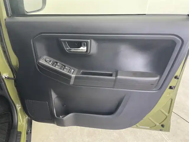 ダイハツ タフト G 富山県 2024(令6)年 0.6万km フォレストカーキメタリック 社外ディスプレイオーディオ（AM/FM/BT）/バックカメラ/ガラスルーフ/シートヒーター/衝突被害軽減システム/コーナーセンサー/横滑り防止装置/アイドリングストップ/オートLEDライト/社外アルミホイール/純正フロアマット/革巻きステアリング/ステアリングスイッチ/ドアバイザー/スマートキー