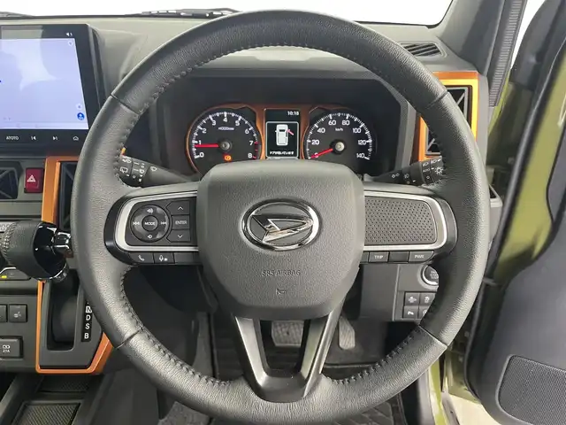 ダイハツ タフト G 富山県 2024(令6)年 0.6万km フォレストカーキメタリック 社外ディスプレイオーディオ（AM/FM/BT）/バックカメラ/ガラスルーフ/シートヒーター/衝突被害軽減システム/コーナーセンサー/横滑り防止装置/アイドリングストップ/オートLEDライト/社外アルミホイール/純正フロアマット/革巻きステアリング/ステアリングスイッチ/ドアバイザー/スマートキー
