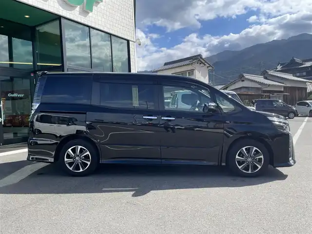 トヨタ ヴォクシー ZS 煌Ⅱ 愛媛県 2020(令2)年 5万km ブラック アルパイン製ナビ（Bluetooth/フルセグTV/DVD再生）/ビルトインETC/両側パワースライドドア/クルーズコントロール/前後ドライブレコーダー/バックドアイージークローザー/バックカメラ/3列シート/ウォークスルー/純正アルミホイール/純正フロアマット/LEDヘッドライト