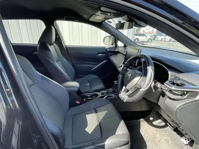 トヨタ カローラ クロス ハイブリッド Z 岡山県 2023(令5)年 3.1万km アティチュードブラックマイカ 純正9インチディスプレイオーディオ/AM、FM、Bluetooth、AppleCarplay/AndroidAuto/パノラミックビューモニター/ビルトインETC/パワーバックドア/前後ドライブレコーダー　DC-DR652/前席シートヒーター/ハーフレザーシート/トヨタセーフティセンス/・プリクラッシュセーフティ/・オートマチックハイビーム/・ロードサインアシスト/・レーントレーシングアシスト/・レーダークルーズコントロール/・先行車発進告知機能/・ブラインドスポットモニター/・パーキングサポートブレーキ/ブレーキホールド/電動パーキングブレーキ
