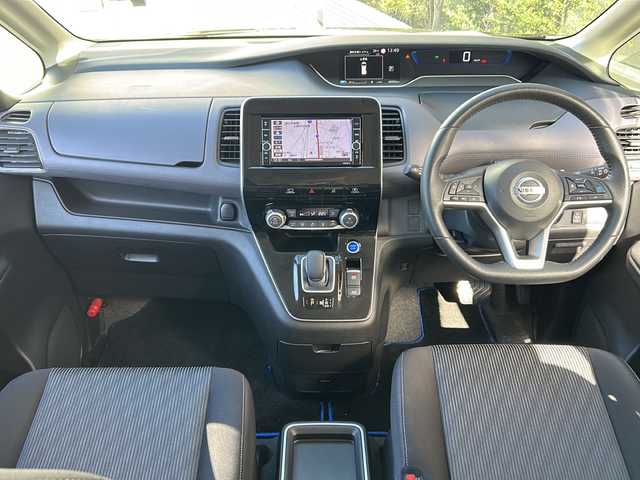 日産 セレナ e－パワー ハイウェイスター V 広島県 2021(令3)年 6.7万km ダイヤモンドブラック 禁煙車/セーフティパックB/OP１６インチアルミホイール/オートデュアルエアコン、リヤヒーターダクト  /エマージェンシーブレーキ/車線逸脱警報/レーンキープアシスト/ハイビームアシスト/速度標識認識/道路標識認識/BSW/コーナーセンサー/インテリジェントルームミラー/純正ナビ（MM319D-W）/・フルセグ/CD/DVD/SD/REC/Bluetooth/フリップダウンモニター/アラウンドビューモニター/革巻きステアリング/ステアリングスイッチ/オートライト/LEDヘッドライト/フォグランプ/電動パーキングブレーキ/オートホールド/前後ドライブレコーダー（SN-TW70）/ETC/ドアバイザー/リアサンシェード