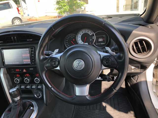 トヨタ ８６ GT 愛媛県 2016(平28)年 3.1万km パール 純正ナビ(NSCD-W66)/・CD ワンセグTV SD Bluetooth AUX /バックカメラ /ETC /クルーズコントロール /パドルシフト /LEDオートライト /純正アルミホイール /スマートキー /取扱説明書 /保証書