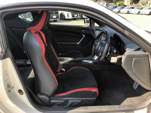 トヨタ ８６ GT 愛媛県 2016(平28)年 3.1万km パール 純正ナビ(NSCD-W66)/・CD ワンセグTV SD Bluetooth AUX /バックカメラ /ETC /クルーズコントロール /パドルシフト /LEDオートライト /純正アルミホイール /スマートキー /取扱説明書 /保証書